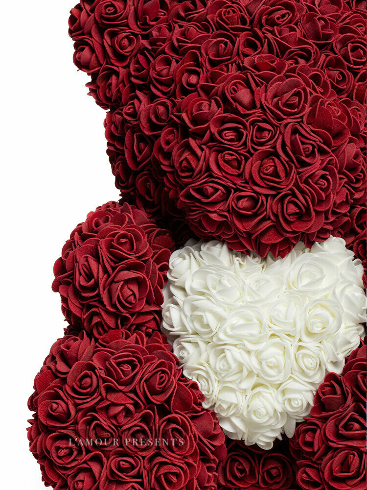Weinroter Rosenbär (Teddybär aus Rosen) mit weißem Herz, 40 cm